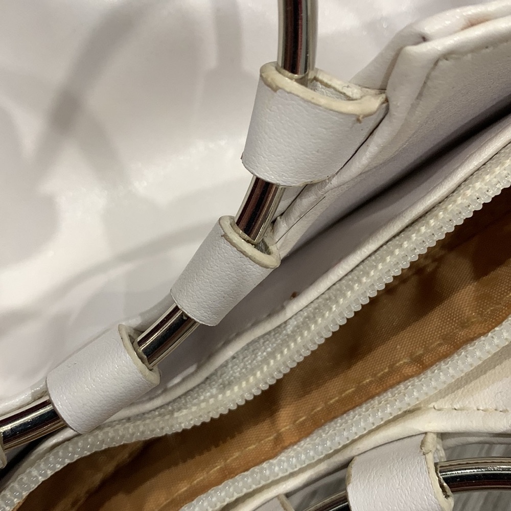 White purse with metal round handle - Picture 8 of 12